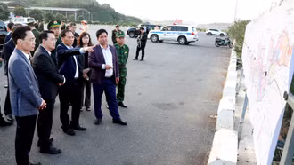 Phó Thủ tướng Bùi Thanh Sơn kiểm tra khu Cửa khẩu Kim Thành và công trình thi công cầu đường bộ vượt sông Hồng tại Bát Xát