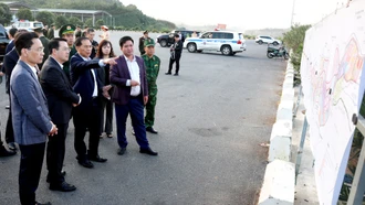 Phó Thủ tướng Bùi Thanh Sơn kiểm tra khu Cửa khẩu Kim Thành và công trình thi công cầu đường bộ vượt sông Hồng tại Bát Xát