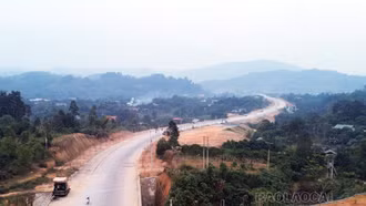 Bảo Thắng: Các hộ dân bàn giao mặt bằng thi công đường nối cầu Làng Giàng