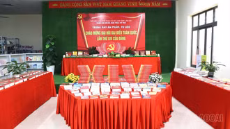 Không gian trưng bày giới thiệu hơn 300 ấn phẩm, tư liệu.