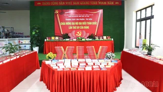 Không gian trưng bày giới thiệu hơn 300 ấn phẩm, tư liệu.