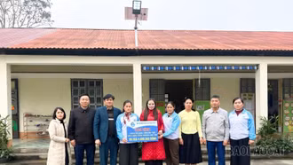 Hội LHPN xã Phúc Khánh trao tặng bóng đèn năng lượng và tổ chức ngày hội dinh dưỡng tại Trường Mầm non Việt Tiến