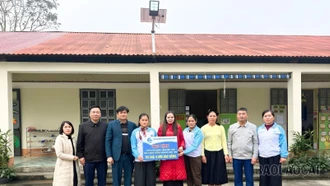 Hội LHPN xã Phúc Khánh trao tặng bóng đèn năng lượng và tổ chức ngày hội dinh dưỡng tại Trường Mầm non Việt Tiến