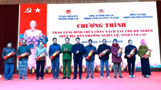 50 hộ nghèo được trao tặng bình chữa cháy xách tay.