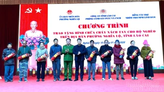 50 hộ nghèo được trao tặng bình chữa cháy xách tay.