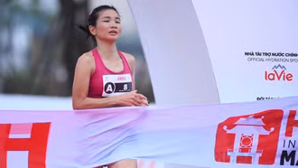 Nguyễn Thị Oanh phá sâu kỷ lục marathon Việt Nam