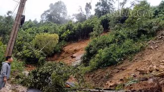 Sạt lở gây chia cắt giao thông tuyến đường vào xã Nậm Đét (Bắc Hà)