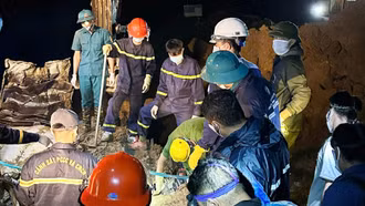 Đã tìm thấy 2 nạn nhân trong xe ô tô bán tải bị vùi lấp trên Quốc lộ 279