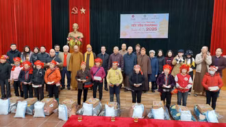 Trao 800 suất quà tết cho người dân Bảo Thắng, Bảo Yên