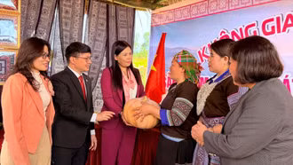 Phó Chủ tịch phụ trách Ủy ban MTTQ tỉnh Nguyễn Thị Bích Nhiệm dự Ngày hội Đại đoàn kết tại xã Lao Chải