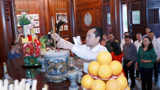 Đoàn công tác Tỉnh ủy dâng hương tưởng niệm Chủ tịch Hồ Chí Minh