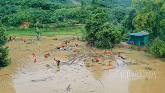 [Ảnh] Các lực lượng tìm kiếm cứu nạn, khắc phục hậu quả sạt lở tại Làng Nủ