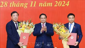 Thủ tướng trao quyết định bổ nhiệm Bộ trưởng Bộ Tài chính và Bộ trưởng Bộ Giao thông vận tải
