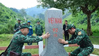 Nơi con sông Hồng chảy vào đất Việt