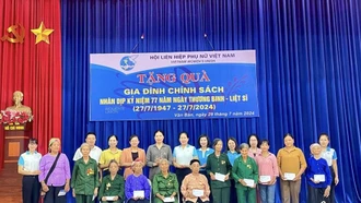 Chủ tịch Trung ương Hội Liên hiệp Phụ nữ Việt Nam thăm, tặng quà các gia đình chính sách tại huyện Văn Bàn