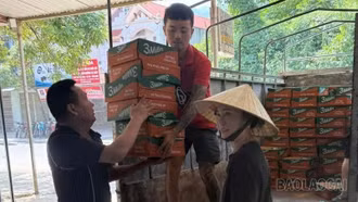 Người dân các xã, phường phía Tây của tỉnh ủng hộ vùng lũ Thái Nguyên và Bắc Giang