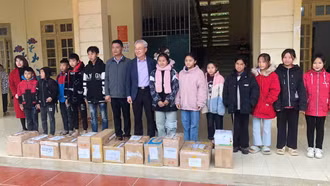 Tổ chức Happy Tree tặng thiết bị giảng dạy cho các trường học vùng cao Bắc Hà