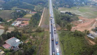 Công nhân đội nắng thi công sửa chữa cao tốc Nội Bài - Lào Cai đảm bảo an toàn dịp lễ 30/4