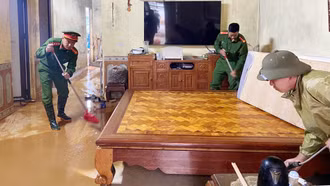 Công an phường Sa Pa giúp dân khắc phục hậu quả mưa lũ