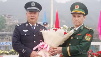 Các đồn biên phòng Lào Cai chúc Tết lực lượng quản lý, bảo vệ biên giới phía bạn
