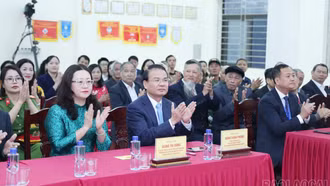 Phó Bí thư Tỉnh ủy, Chủ tịch Ủy ban MTTQ Việt Nam tỉnh Giàng Thị Dung dự khai mạc và bỏ phiếu bầu cử tại phường Cam Đường; kiểm tra bầu cử tại phường Lào Cai và xã Cốc San