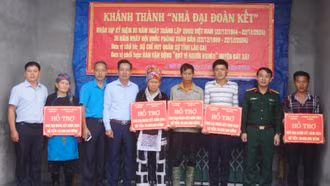 Bàn giao 5 nhà “Đại đoàn kết” cho các hộ nghèo huyện Bát Xát