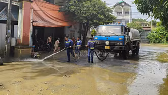Công ty Cổ phần Môi trường Đô thị tỉnh Lào Cai hỗ trợ người dân khắc phục hậu quả sau mưa lũ