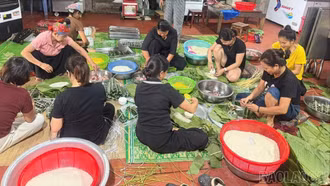 Nhân dân phường Cầu Thia gói gần 2.000 chiếc bánh chưng gửi tặng bà con vùng lũ Thái Nguyên