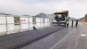 Sắp thảm nhựa tạo nhám, chống trơn trượt cao tốc Nội Bài - Lào Cai