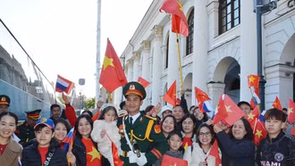 Bà con kiều bào và du học sinh tại Nga nồng nhiệt chào đón Đoàn Quân đội nhân dân Việt Nam tại Quảng trường Đỏ