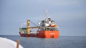 Iran cho phép một số tàu đi qua eo biển Hormuz