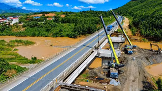 Đại công trường mở rộng cao tốc Nội Bài - Lào Cai sau 10 tháng thi công
