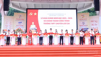 Chủ tịch UBND tỉnh Trần Huy Tuấn dự khai giảng năm học mới và khánh thành công trình Trường THPT Chuyên Lào Cai