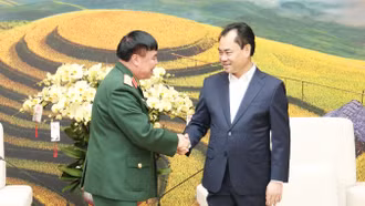 Bí thư Tỉnh ủy Trịnh Việt Hùng tiếp Đoàn công tác Quân khu 2 thăm, chúc Tết tỉnh Lào Cai