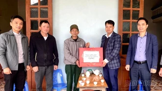 Các địa phương trong tỉnh tổ chức trao quà Tết cho gia đình chính sách, người dân khó khăn