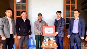 Các địa phương trong tỉnh tổ chức trao quà Tết cho gia đình chính sách, người dân khó khăn