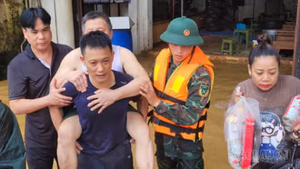 Lực lượng vũ trang Lào Cai căng mình hỗ trợ người dân vùng ngập lụt 