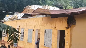 Sín Chéng: Dông lốc làm tốc mái nhà dân và 1 nhà công vụ tại thôn Phìn Chư 3