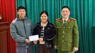 Công an xã Tằng Loỏng hỗ trợ trả lại tiền do người dân chuyển khoản nhầm