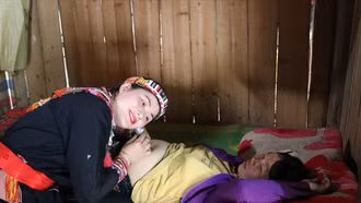 Cần có chính sách đãi ngộ xứng đáng với cô đỡ thôn bản