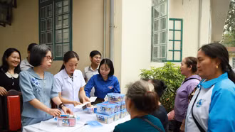 Tư vấn sức khỏe, cấp phát thuốc cho người dân xã Xuân Giao