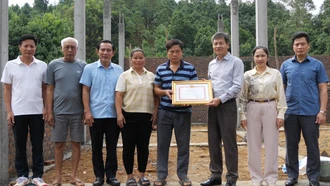 Phó Chủ tịch UBND tỉnh Ngô Hạnh Phúc thăm, trao Bằng khen của Chủ tịch UBND tỉnh cho một số hộ dân bị ảnh hưởng bởi Dự án đường dây 500kV Lào Cai - Vĩnh Yên