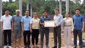 Phó Chủ tịch UBND tỉnh Ngô Hạnh Phúc thăm, trao Bằng khen của Chủ tịch UBND tỉnh cho một số hộ dân bị ảnh hưởng bởi Dự án đường dây 500kV Lào Cai - Vĩnh Yên