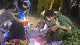 Các lực lượng xã Mường Hum xuyên đêm cứu người dân gặp nạn