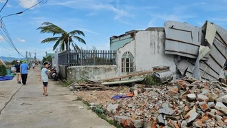 Bão số 13 khiến hàng chục ngàn ngôi nhà bị tốc mái, Thủ tướng chỉ đạo tập trung khắc phục hậu quả