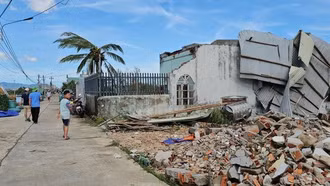 Bão số 13 khiến hàng chục ngàn ngôi nhà bị tốc mái, Thủ tướng chỉ đạo tập trung khắc phục hậu quả