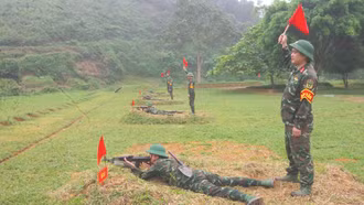 Các đơn vị thuộc Sư đoàn 355 tổ chức cho chiến sĩ mới thực hành bắn đạn thật 