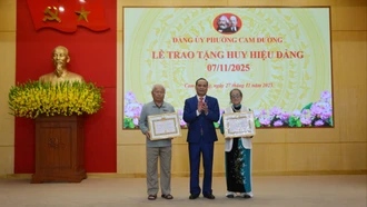 Đảng ủy phường Cam Đường trao huy hiệu Đảng cho 46 đảng viên