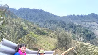 Tuổi trẻ Lào Cai cõng vật liệu, băng đèo dốc giúp người dân xóa nhà tạm