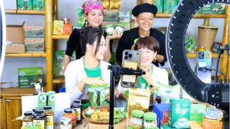 Hàng vạn nông dân bán hàng livestream